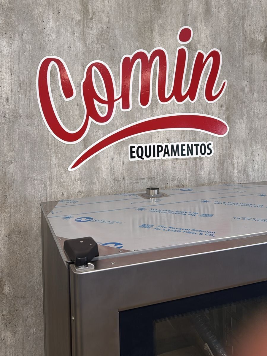 Uma placa que diz equipamentos de comin