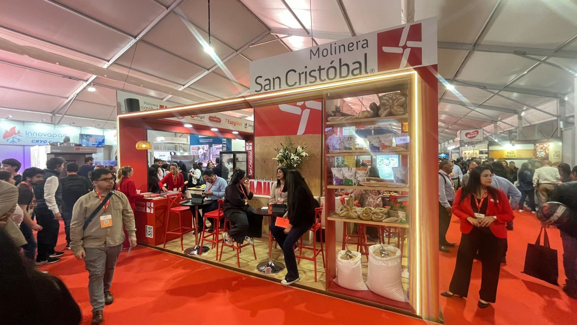 Estande na feira: placa