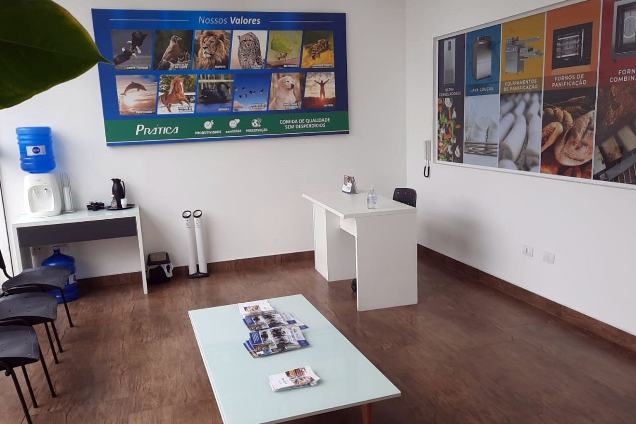 Uma sala com uma mesa e cadeiras e um grande pôster na parede