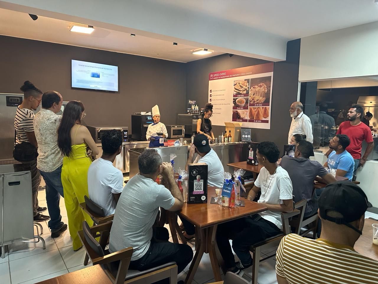 Um grupo de pessoas está sentado em mesas em um restaurante.