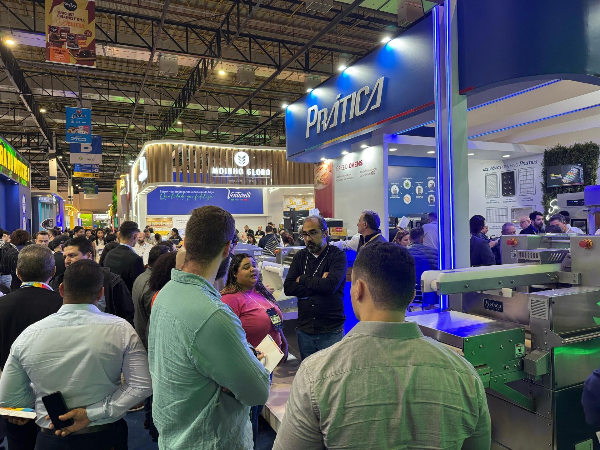 Um grupo de pessoas está em uma sala em uma convenção.