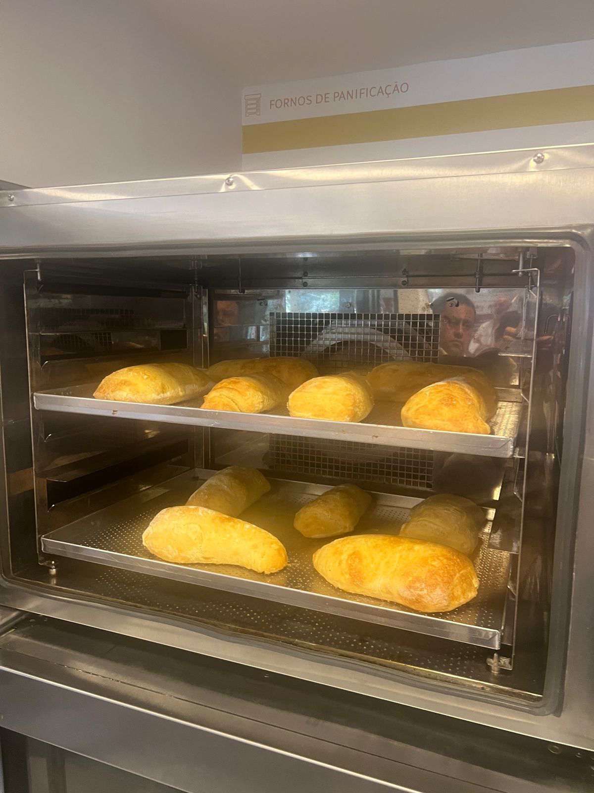 Um monte de pão está assando no forno.