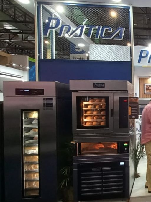 A palavra pratica está na placa acima dos fornos