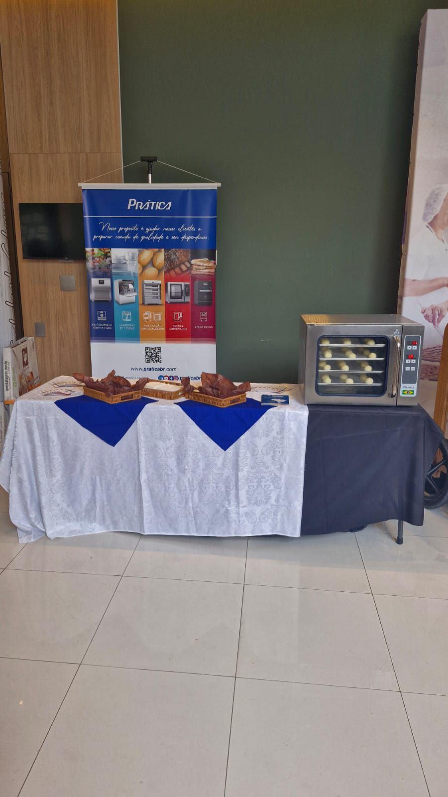 Uma mesa com uma placa e um micro-ondas em cima