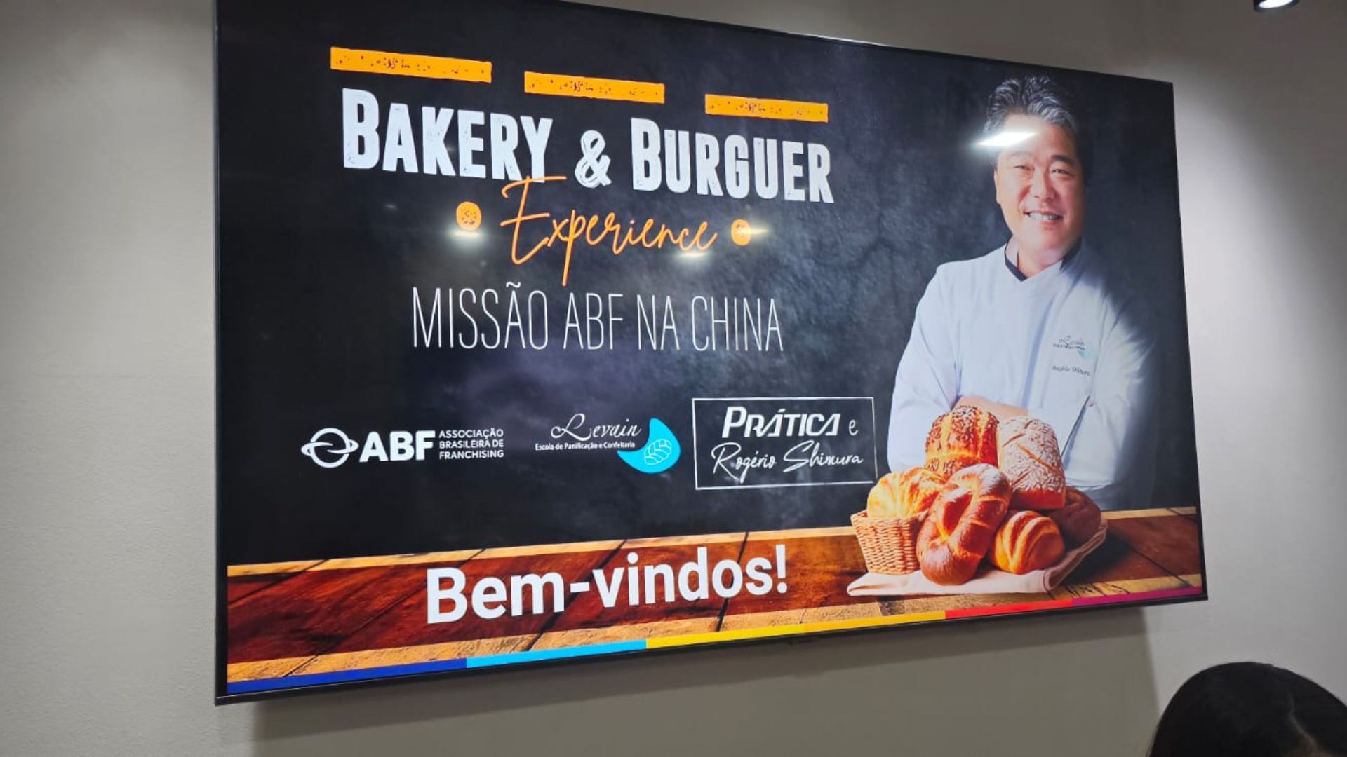 Uma placa que diz padaria e hambúrguer