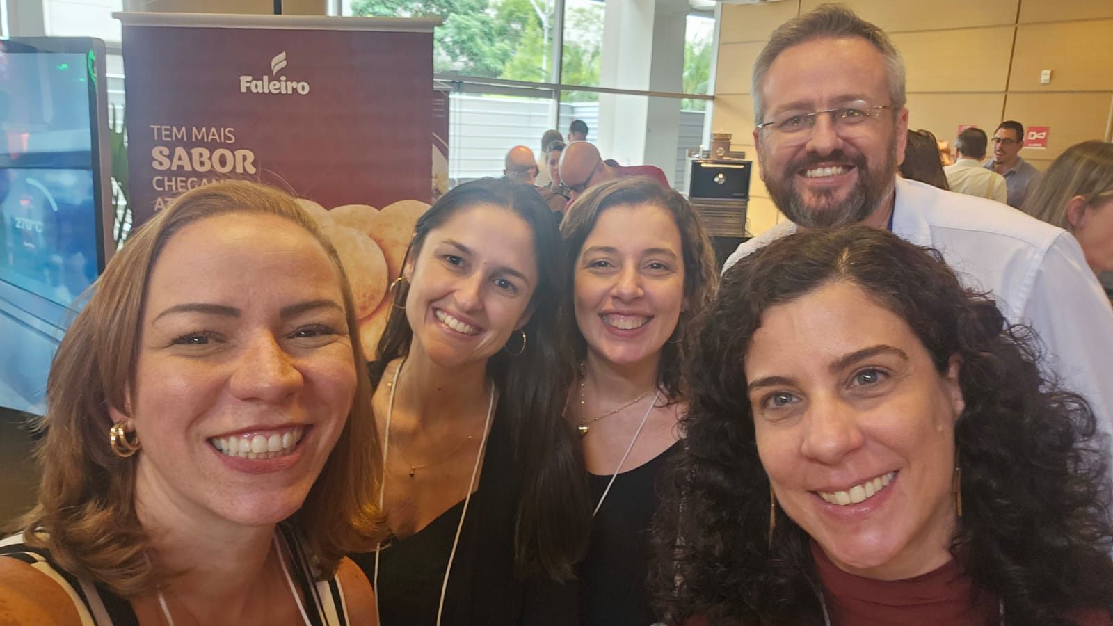 Um grupo de pessoas está posando para uma foto juntas e sorrindo.