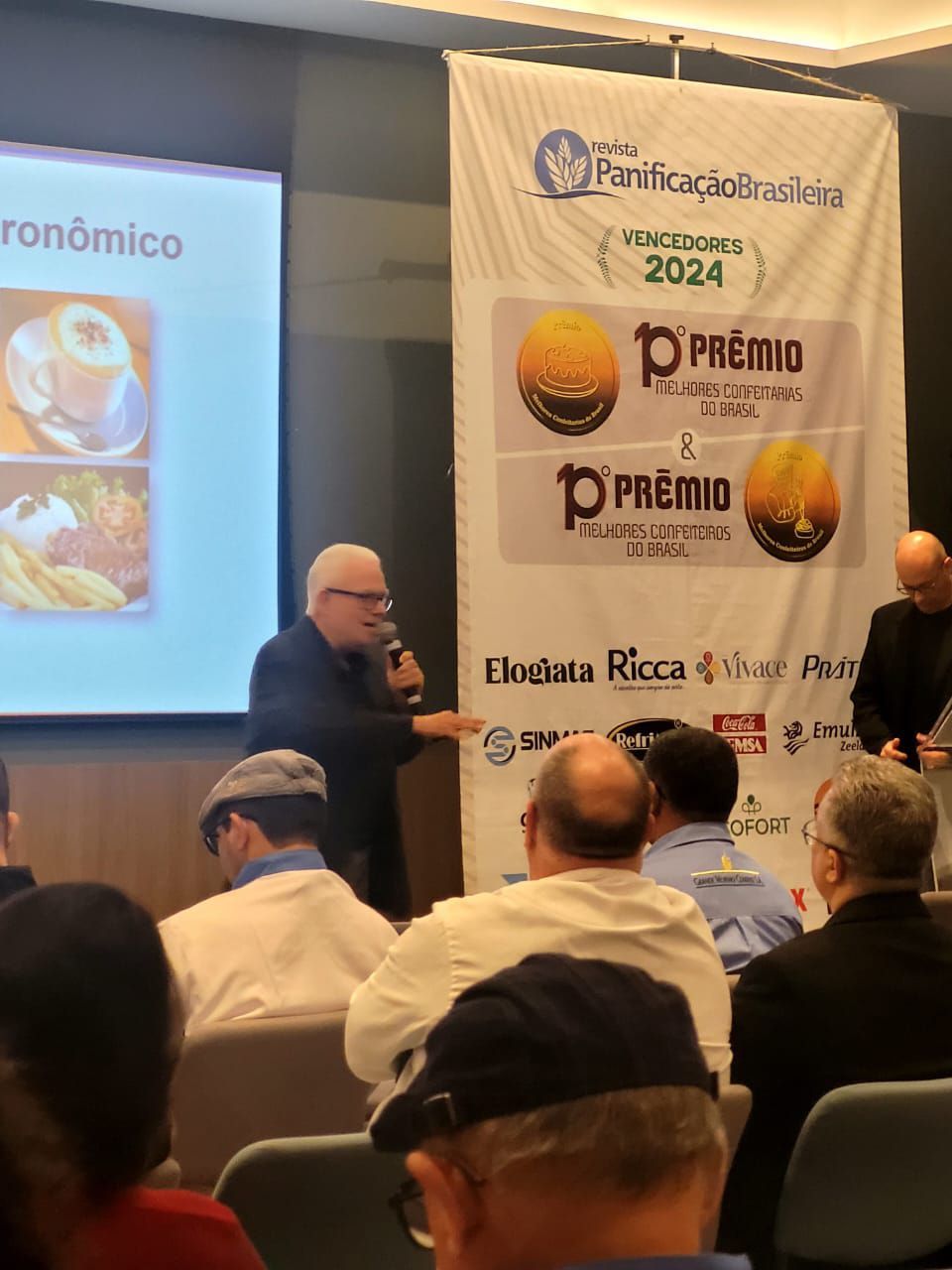 Um homem está fazendo uma apresentação para um grupo de pessoas