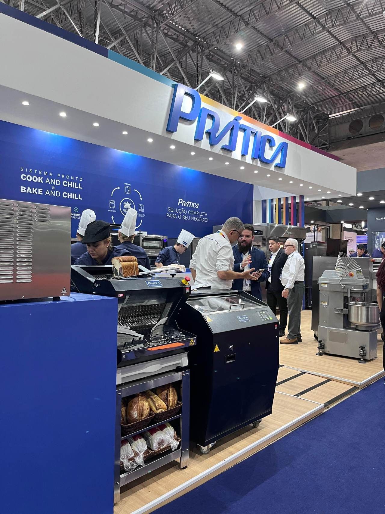 Um grupo de pessoas está em frente a uma placa que diz praça.