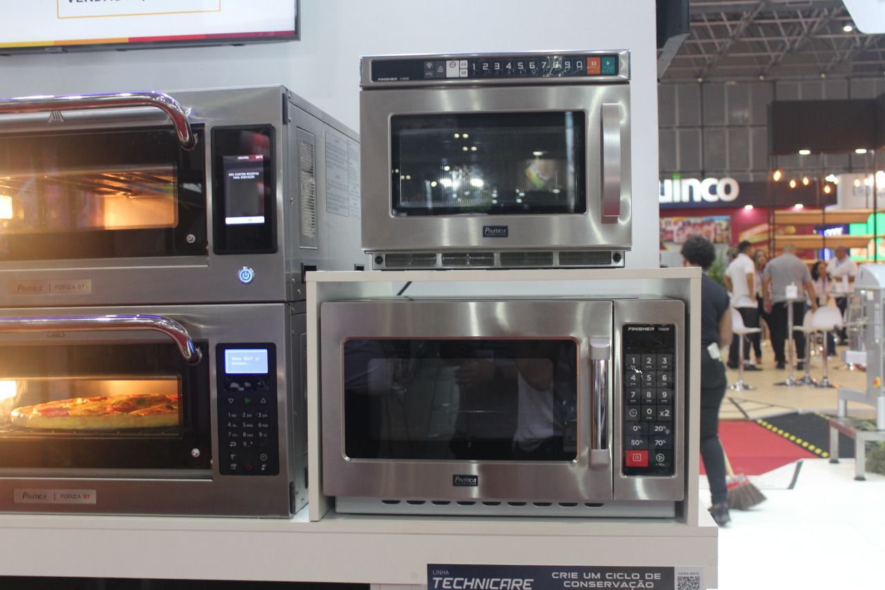 Dois fornos de microondas de aço inoxidável estão empilhados um sobre o outro