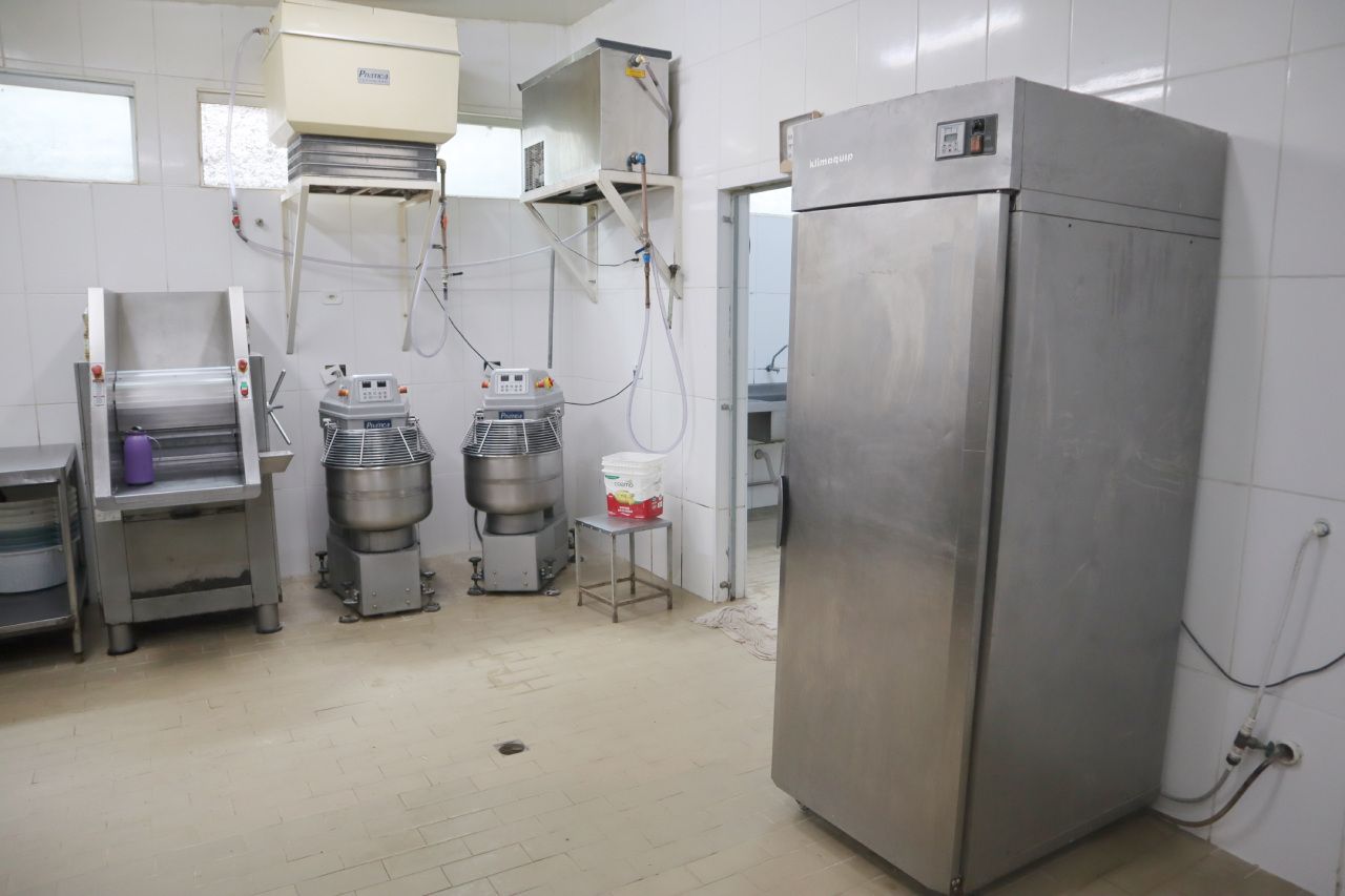 Uma cozinha com geladeira de aço inoxidável e batedeiras.