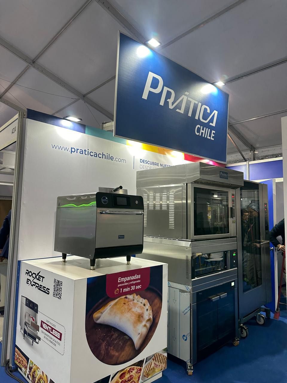 Um estande com uma placa que diz pratica chile