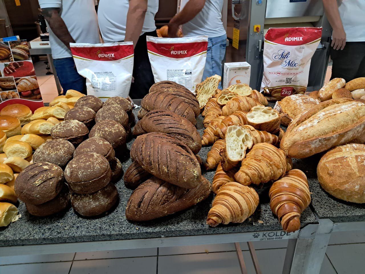 Há muitos tipos diferentes de pão na mesa.