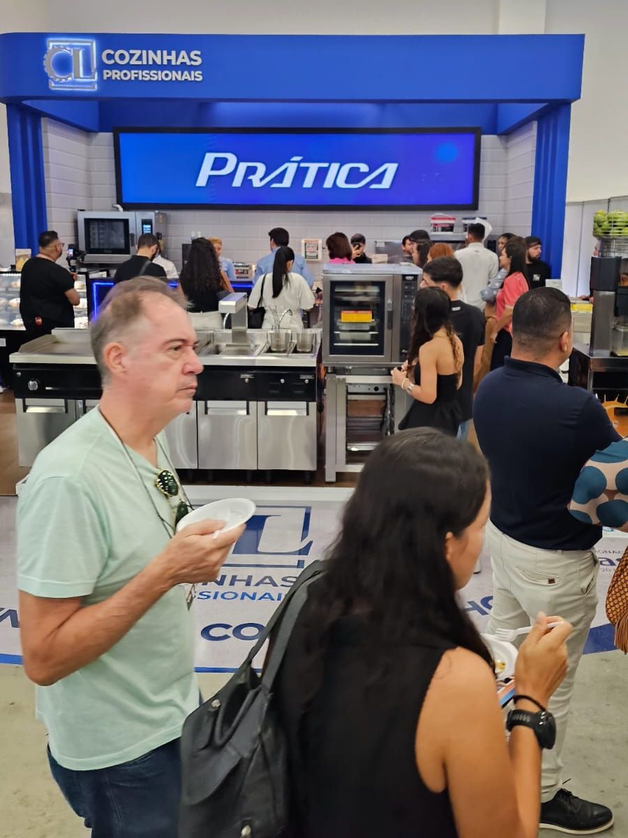 Um grupo de pessoas em pé em frente a uma placa que diz pratica