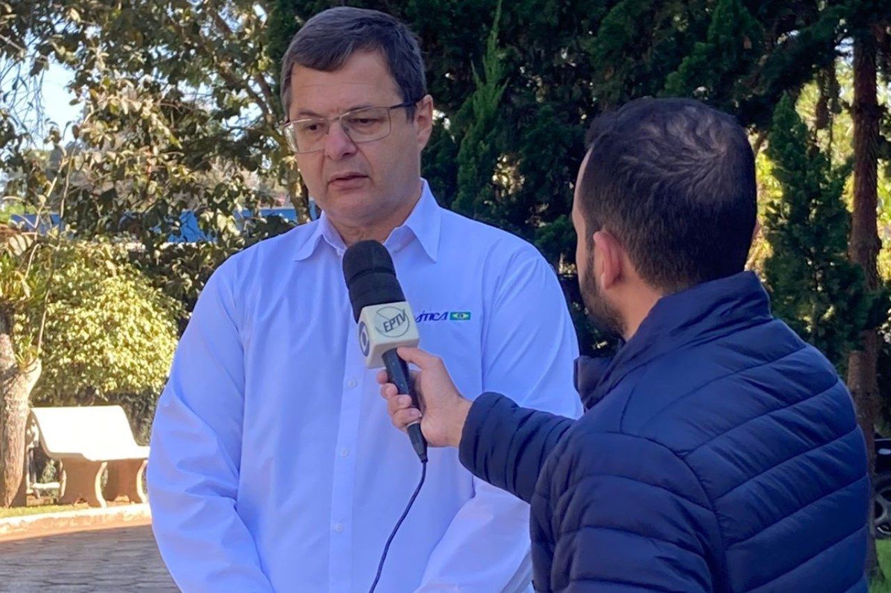 Um homem está sendo entrevistado por outro homem com um microfone.