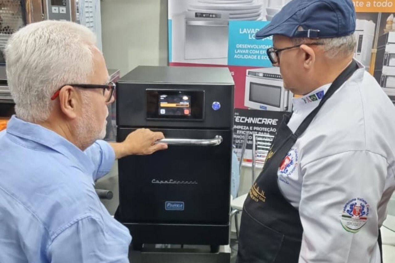 Dois homens estão olhando para um micro-ondas em uma loja