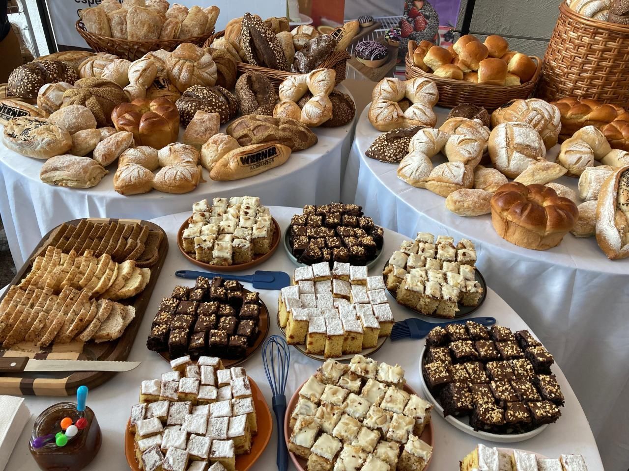 Uma mesa cheia de uma variedade de pães e doces