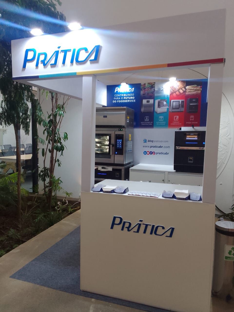 Uma cozinha com uma placa que diz prática