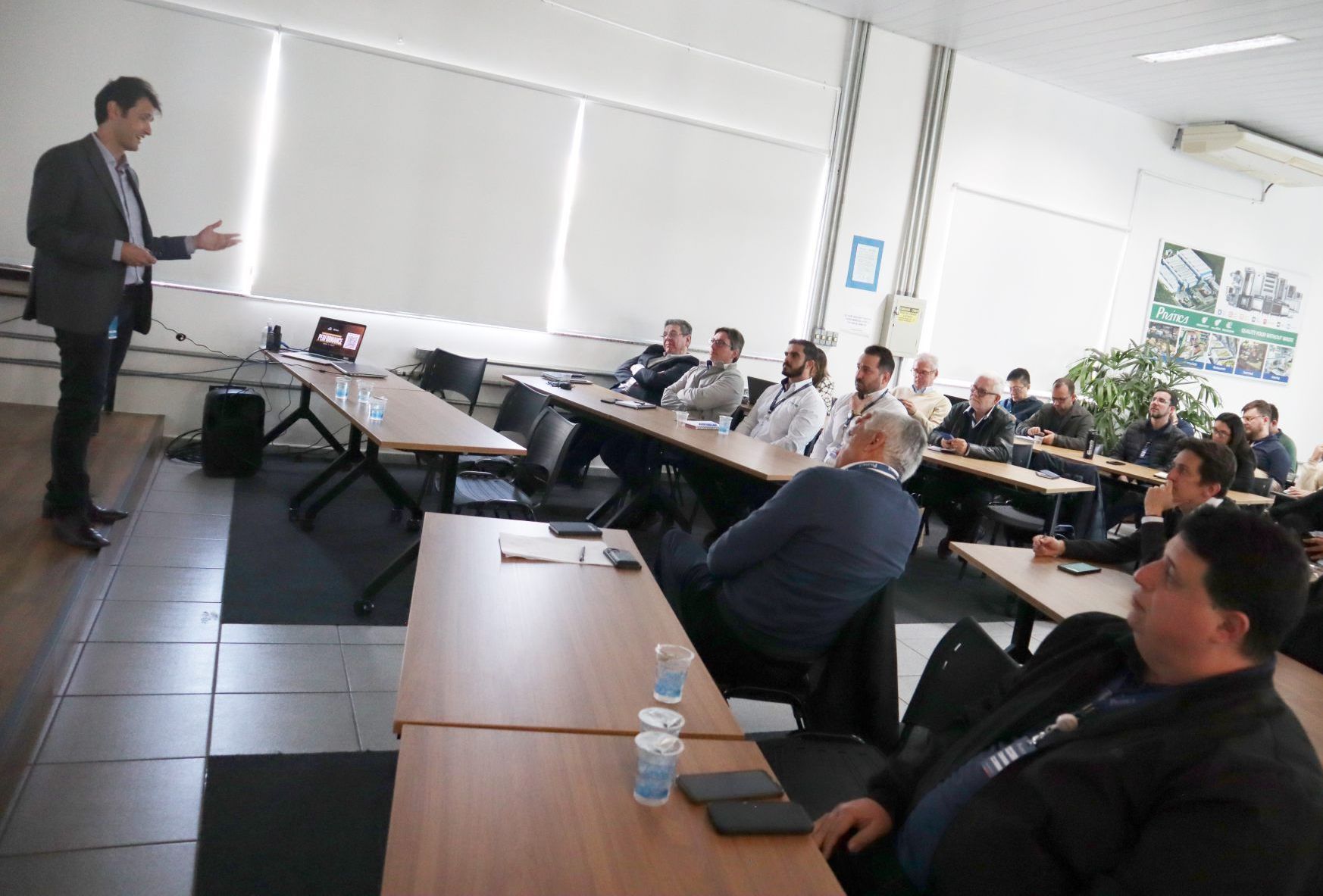 Um homem está fazendo uma apresentação para um grupo de pessoas