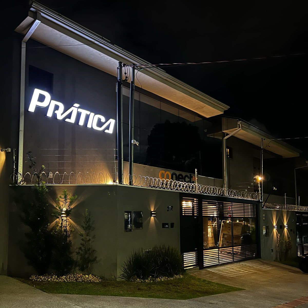 Um prédio com a palavra prática escrita à noite