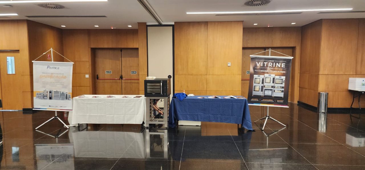 Uma sala grande com uma mesa azul e uma mesa branca