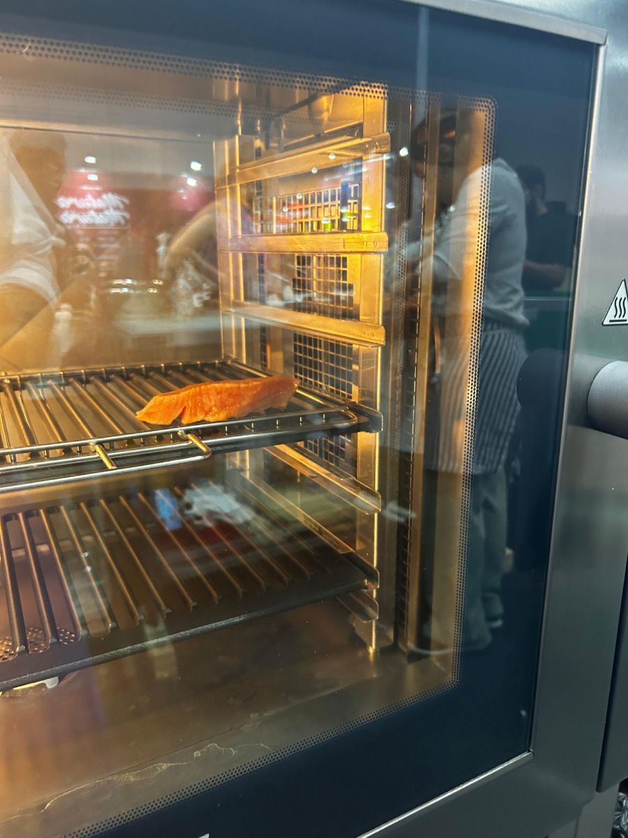 Um pedaço de carne está sendo cozido no forno.