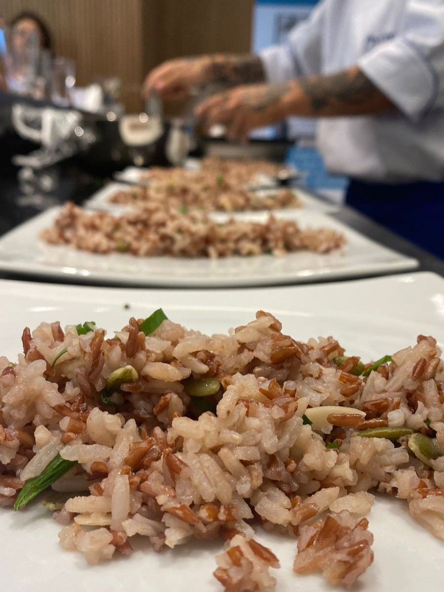 Um close de um prato de comida com arroz e vegetais