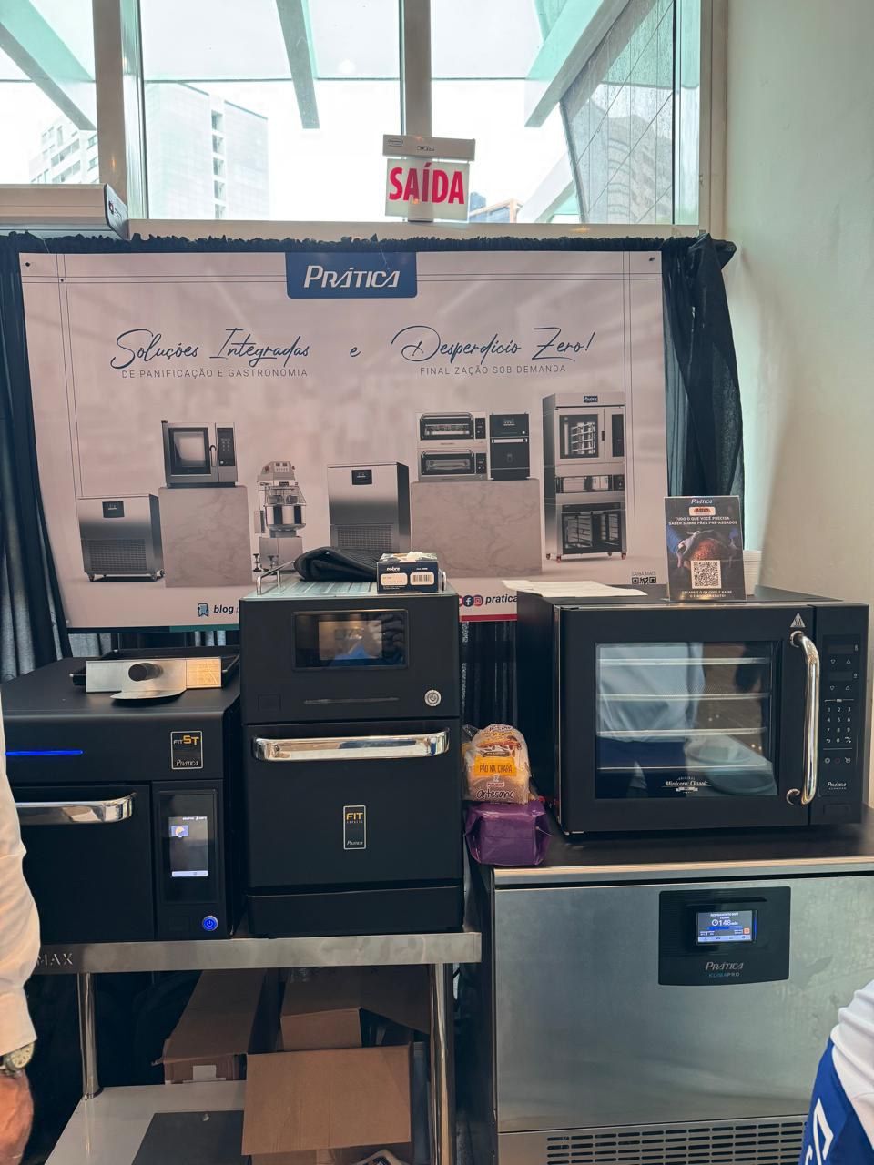 Uma sala com uma placa que diz saida nela