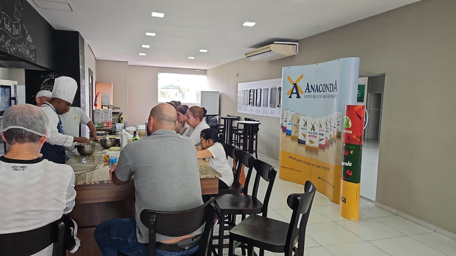 Um grupo de pessoas está sentado em mesas em um restaurante.