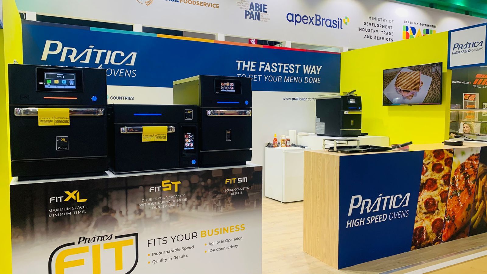 Uma cozinha com uma placa que diz o caminho mais rápido