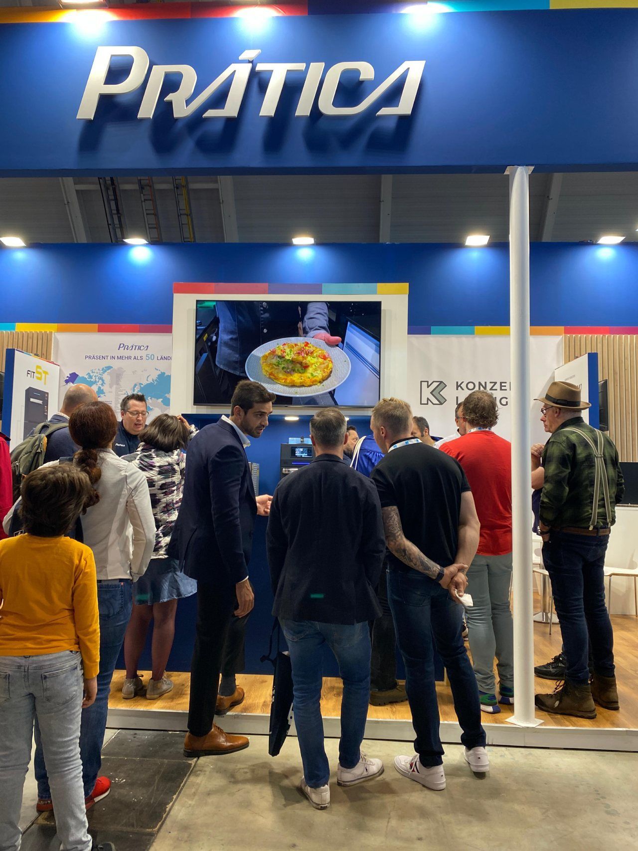 Um grupo de pessoas está em frente a um estande de prática.