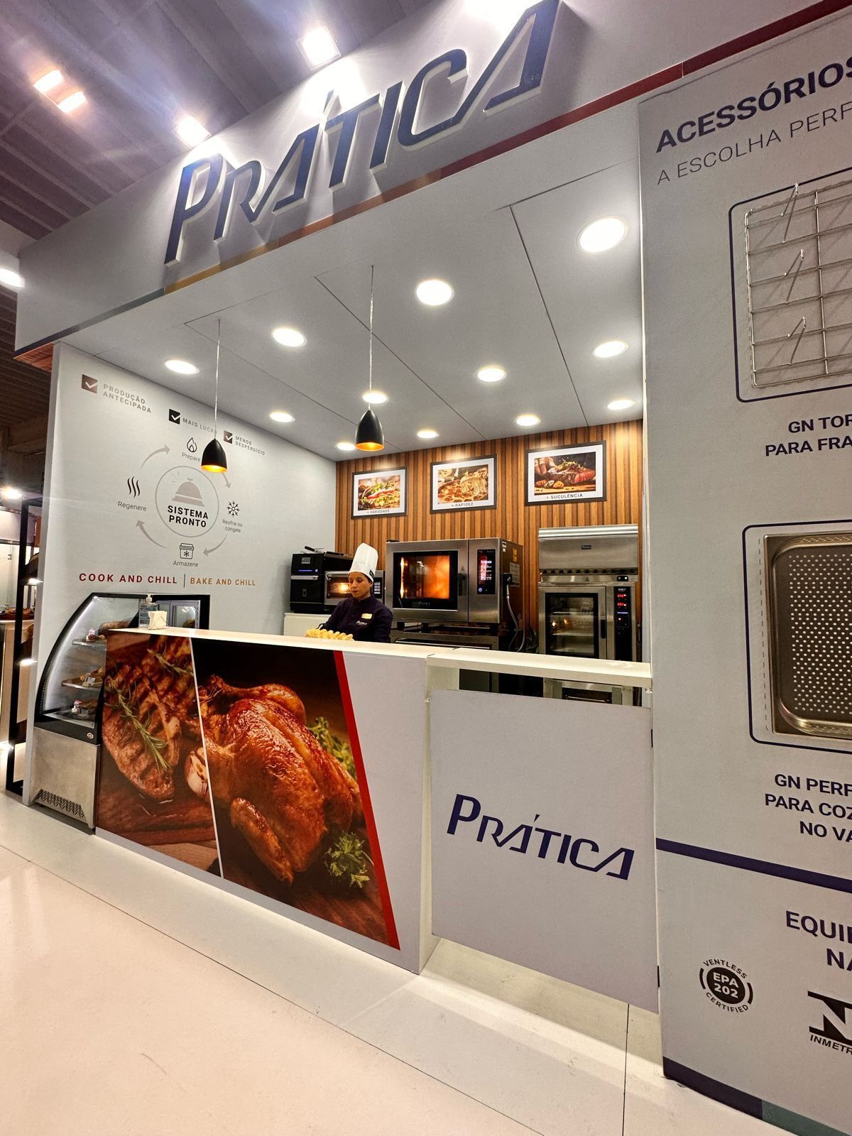 O interior de uma loja com uma galinha no balcão.