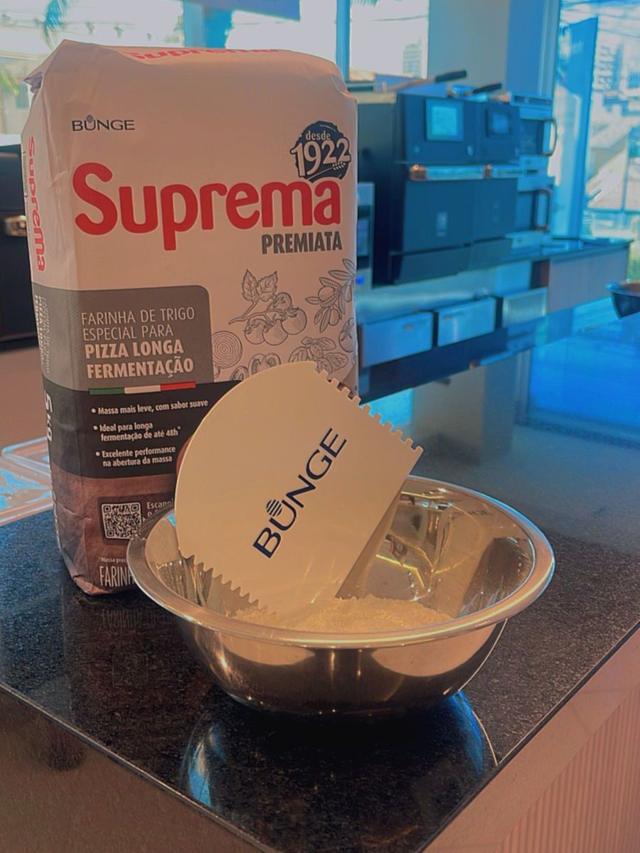 Um saco de suprema está em um balcão ao lado de uma tigela