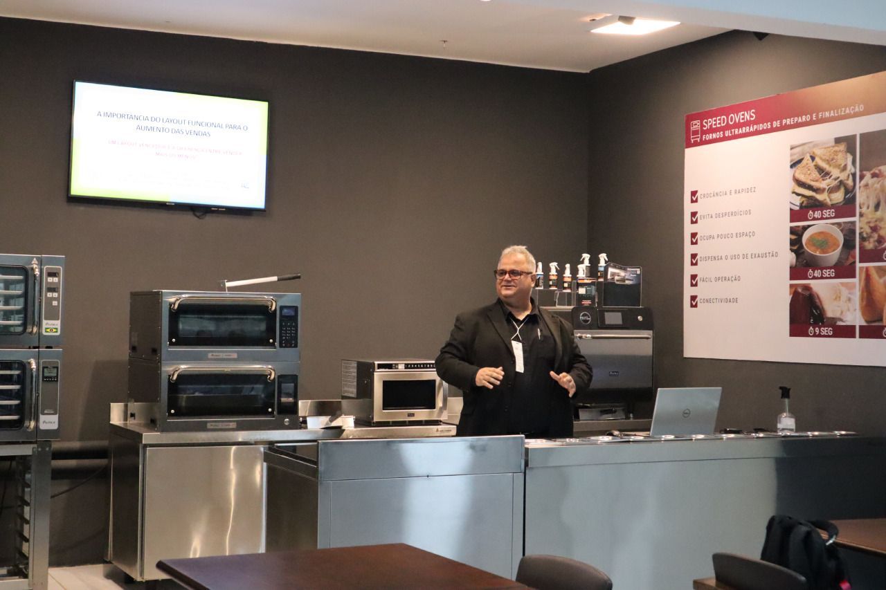 Um homem está parado em frente ao balcão de um restaurante.