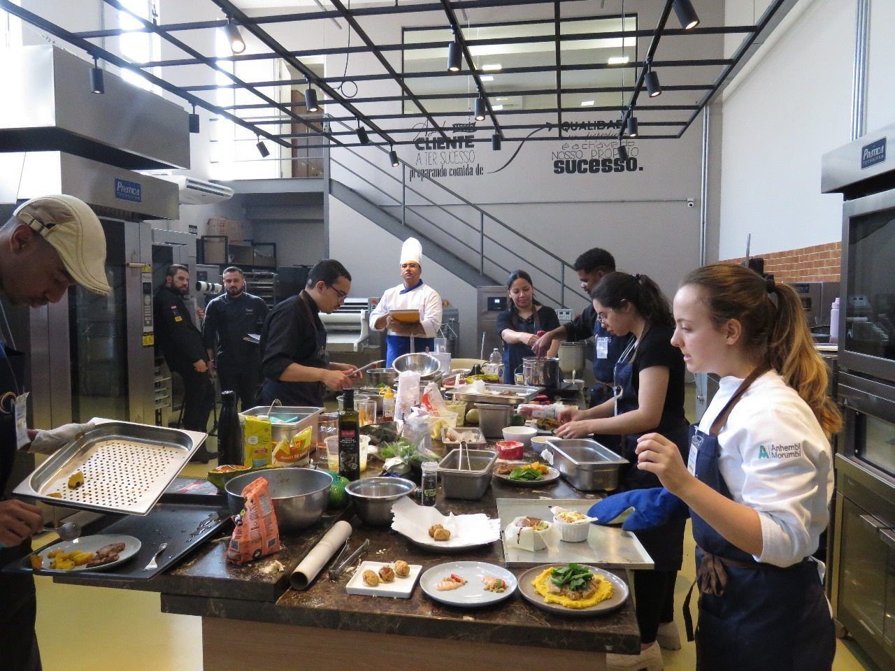 Um grupo de pessoas está preparando comida em uma cozinha.