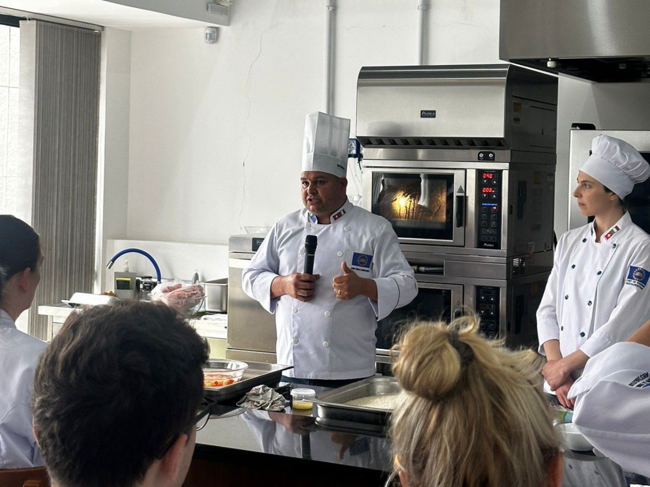 Um chef está fazendo uma apresentação para um grupo de pessoas