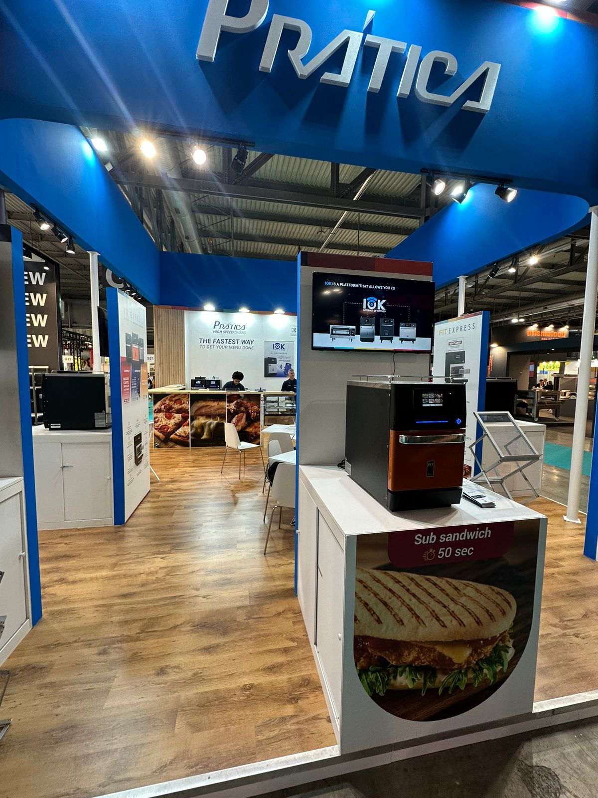 Uma exposição de um sanduíche em um balcão sob uma placa que diz pratica