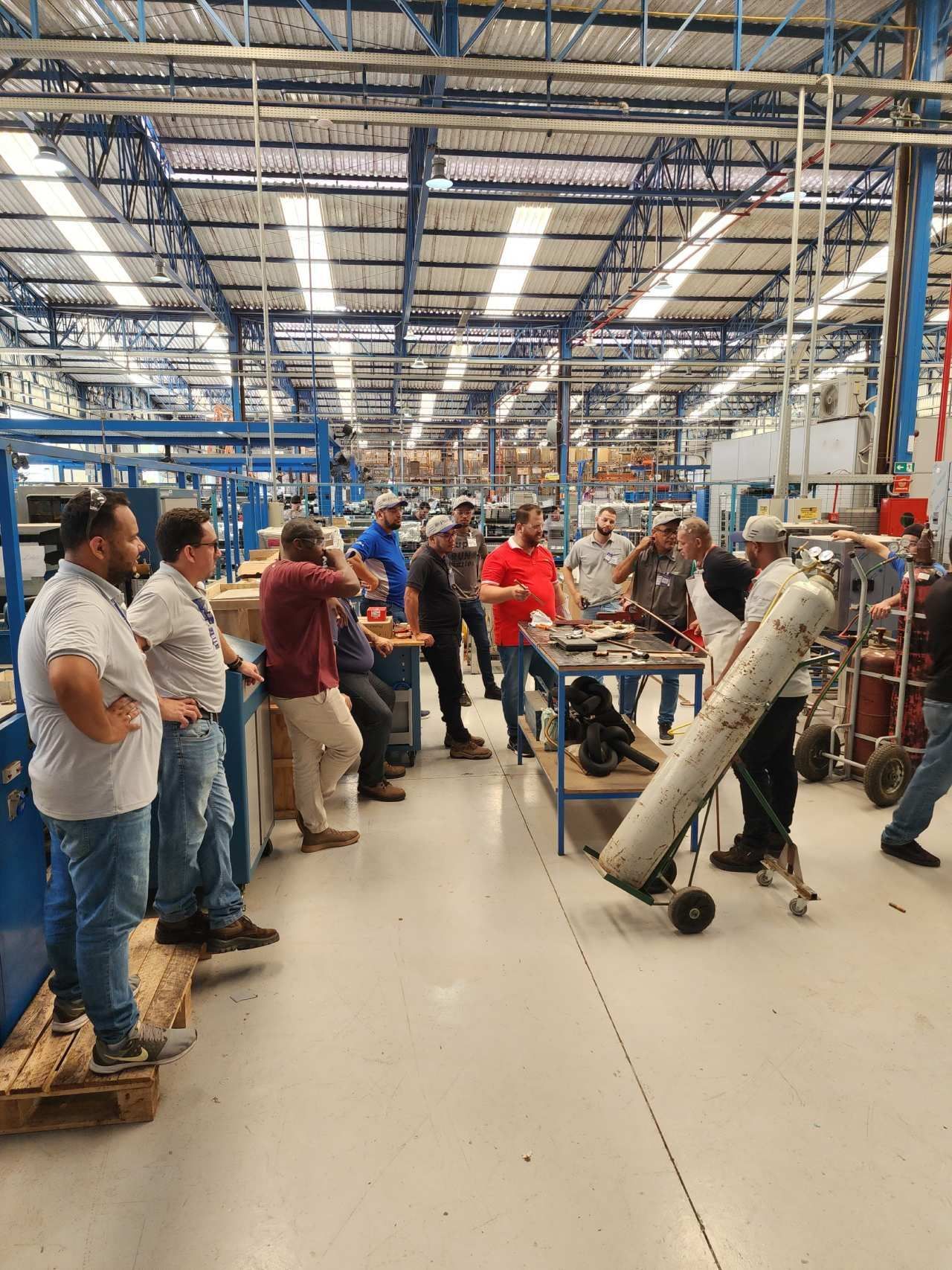 Um grupo de homens está em um grande armazém.