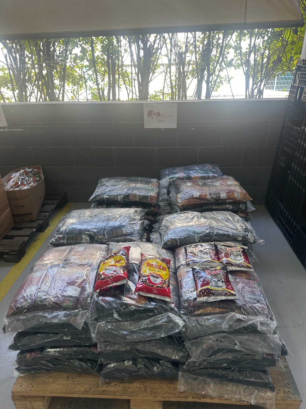 Um palete de madeira cheio de sacos de comida em um armazém.