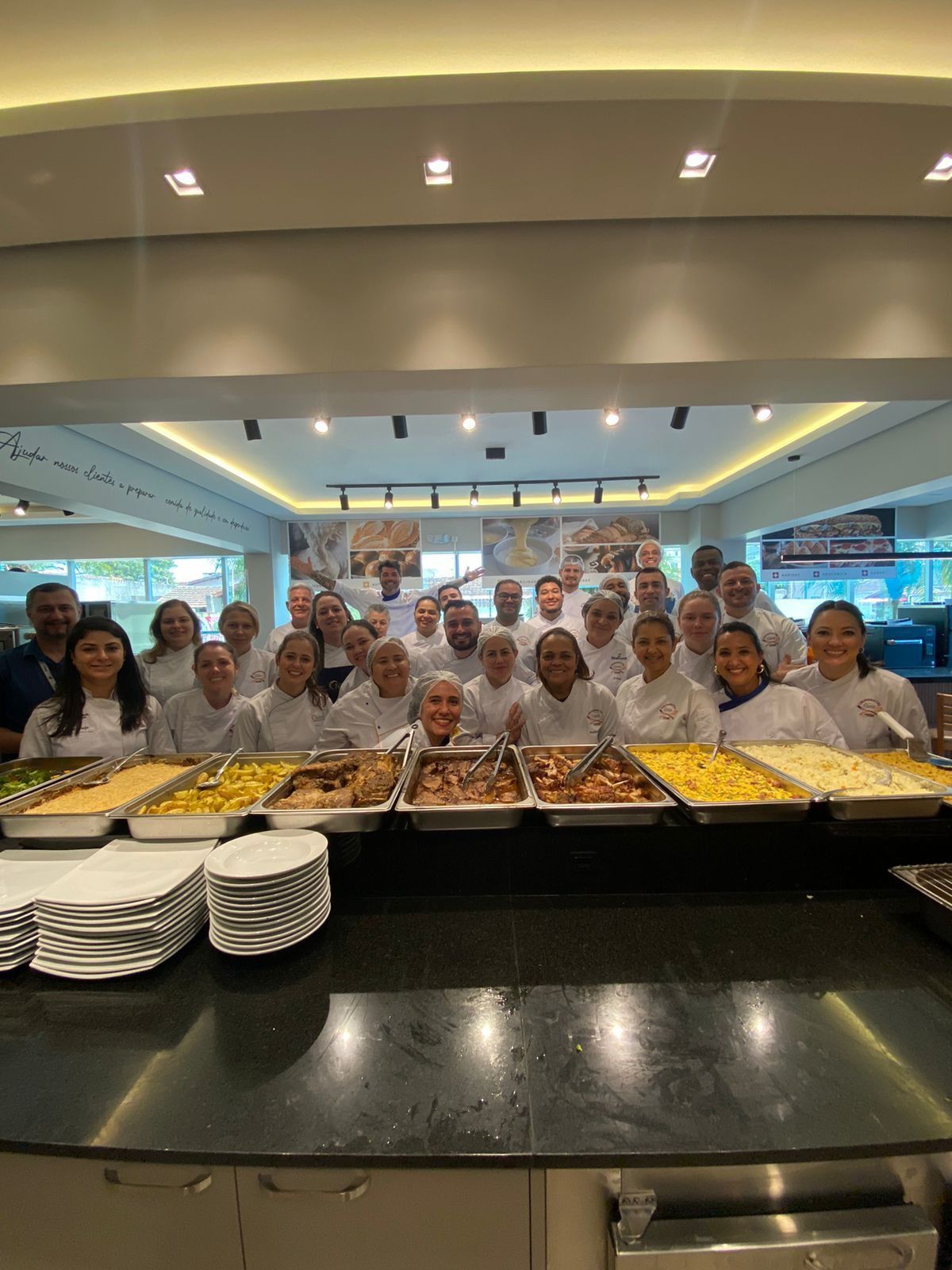 Um grupo de pessoas está posando para uma foto em frente a um prédio.