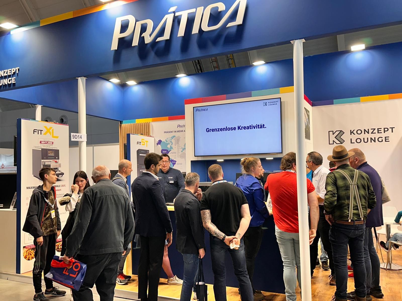 Um grupo de pessoas está em volta de um estande em uma convenção.