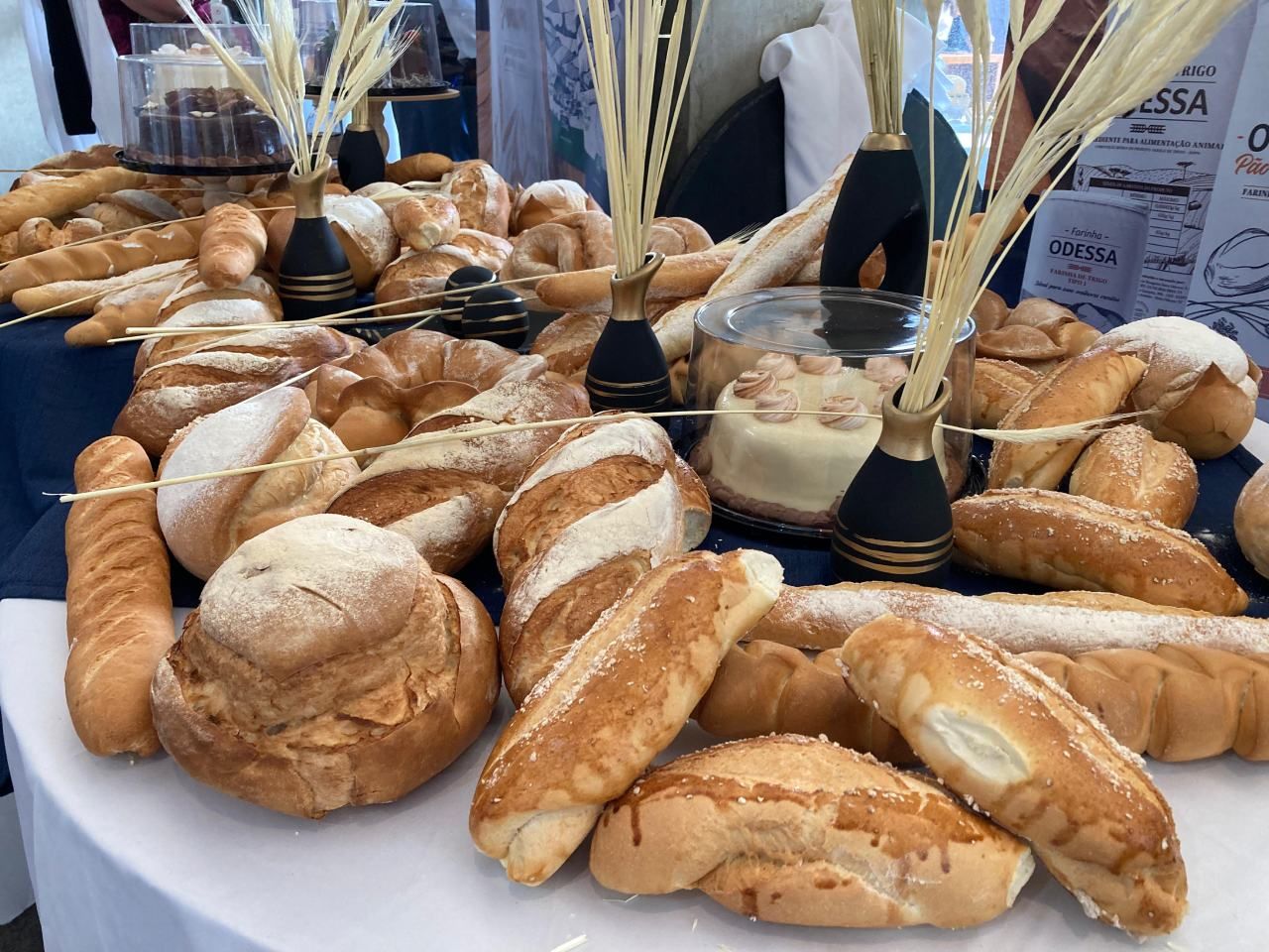 Há muitos tipos diferentes de pão na mesa.
