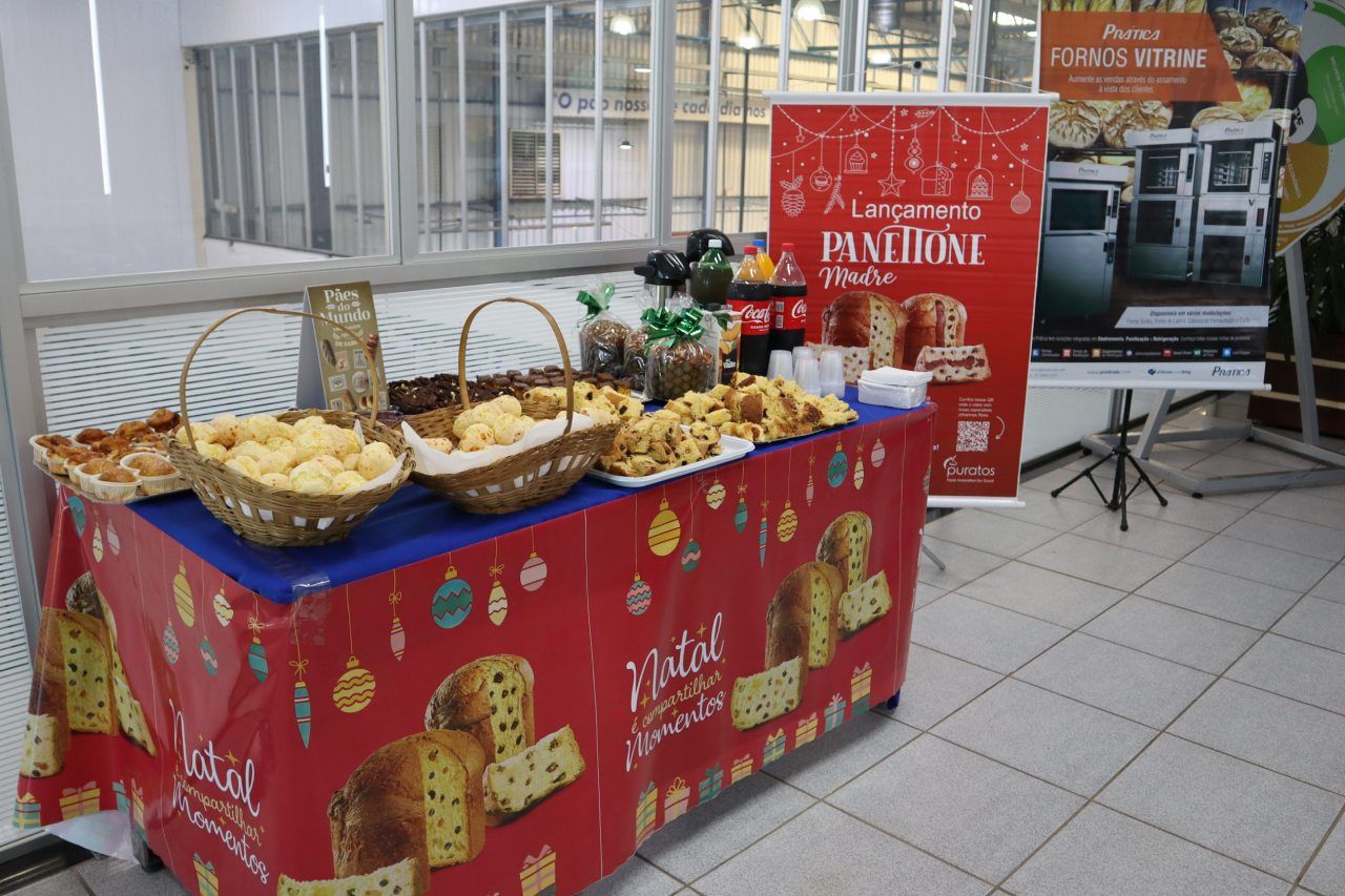 Uma mesa com cestos de comida em cima dela em uma sala.