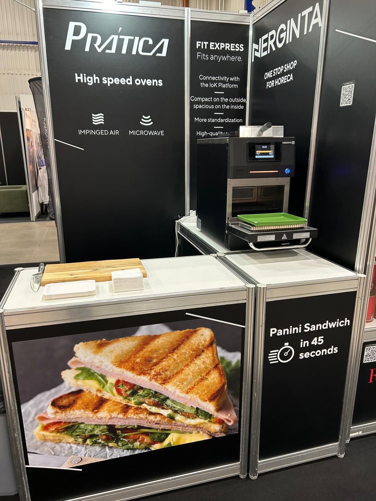 Uma mesa com a imagem de um sanduíche.