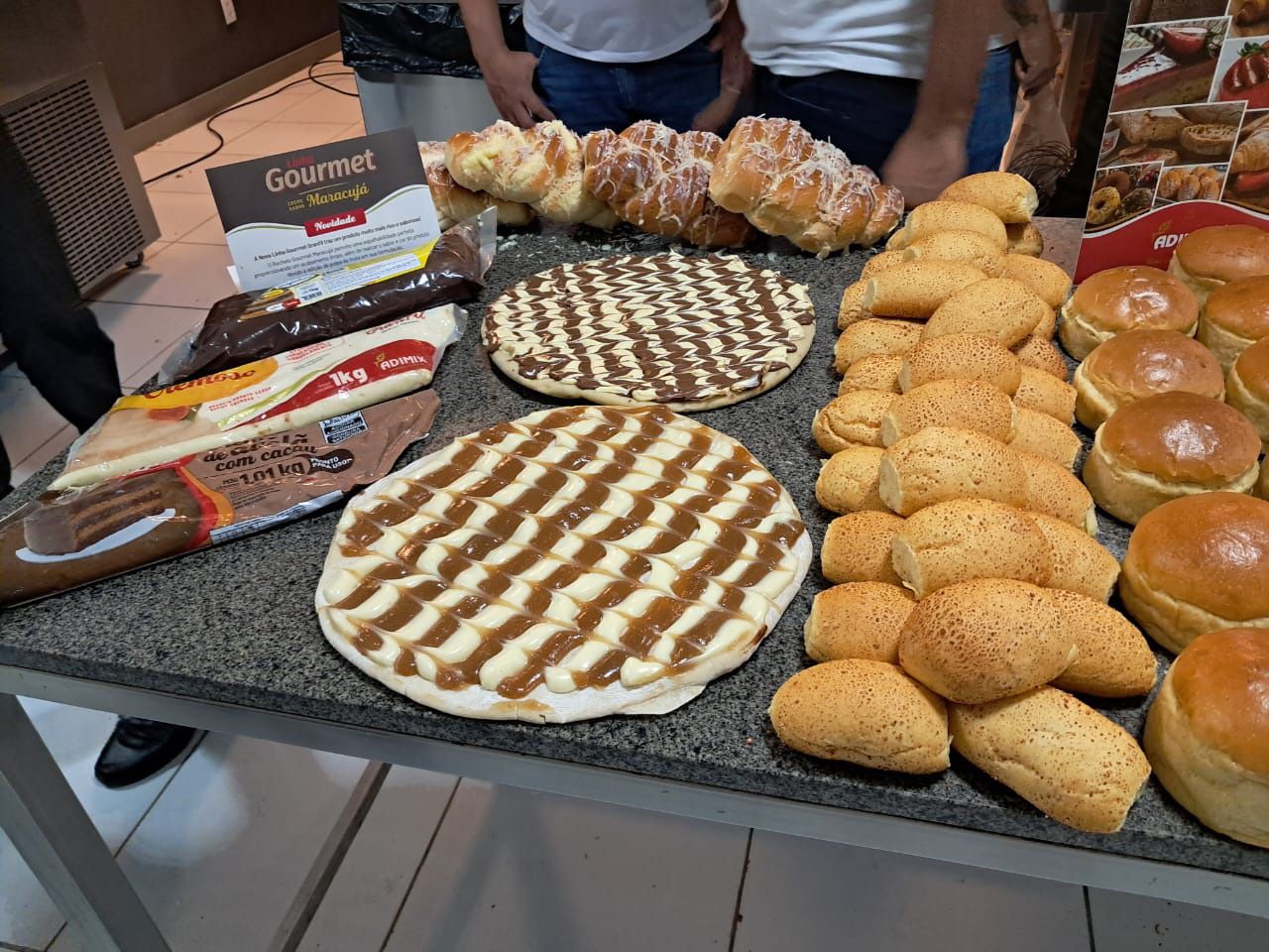 Uma mesa coberta com uma variedade de pães e doces.