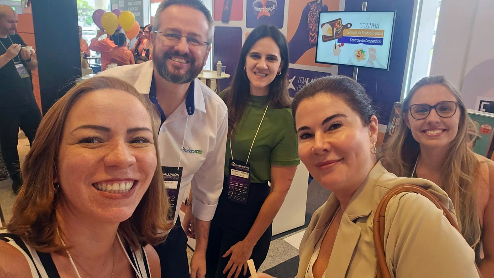 Um grupo de pessoas está posando para uma foto juntos.