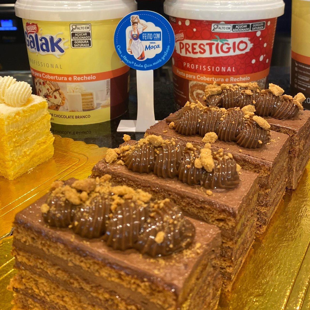 Uma exposição de sobremesas, incluindo prestígio e falak