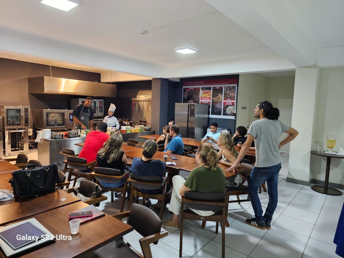 Um grupo de pessoas está sentado em mesas em um restaurante.