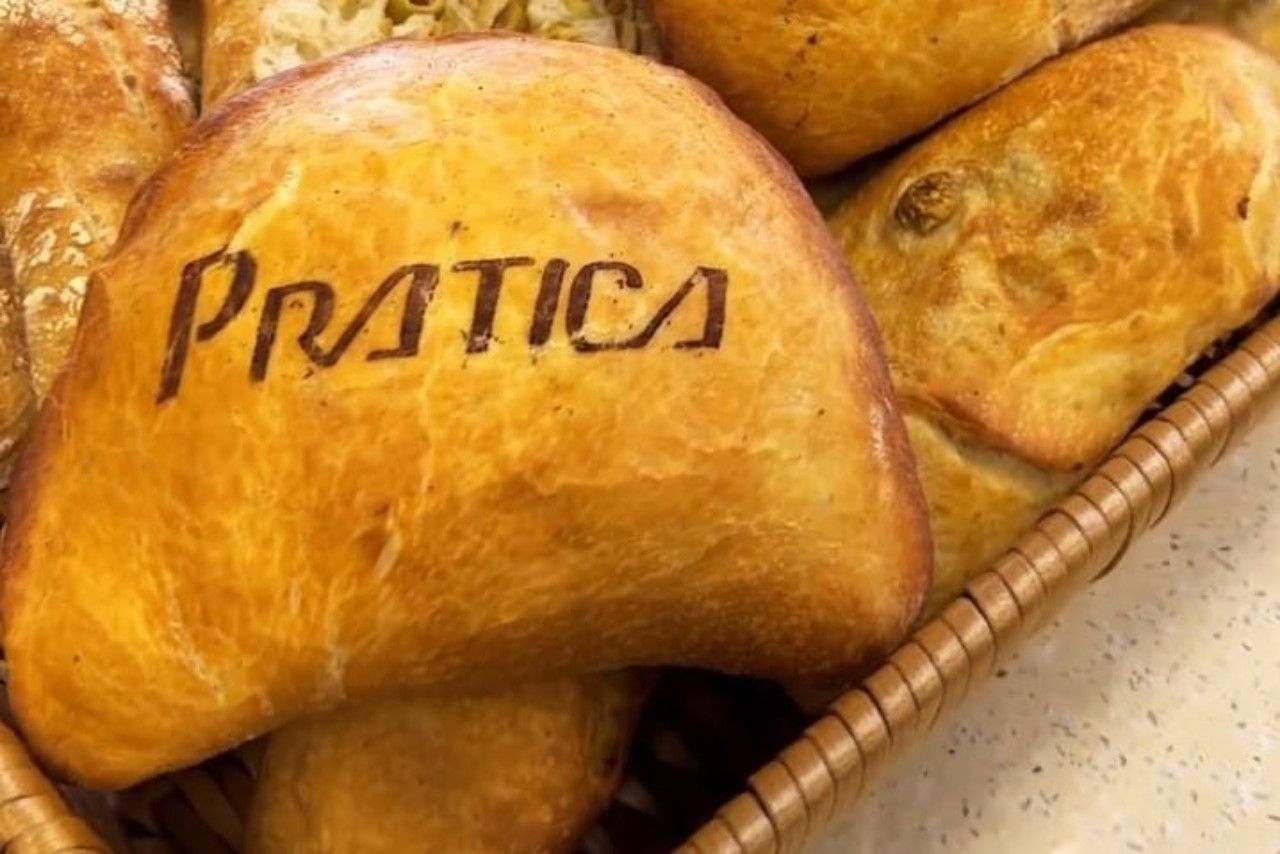 Um monte de doces em uma cesta, um dos quais tem a palavra prática escrita nele