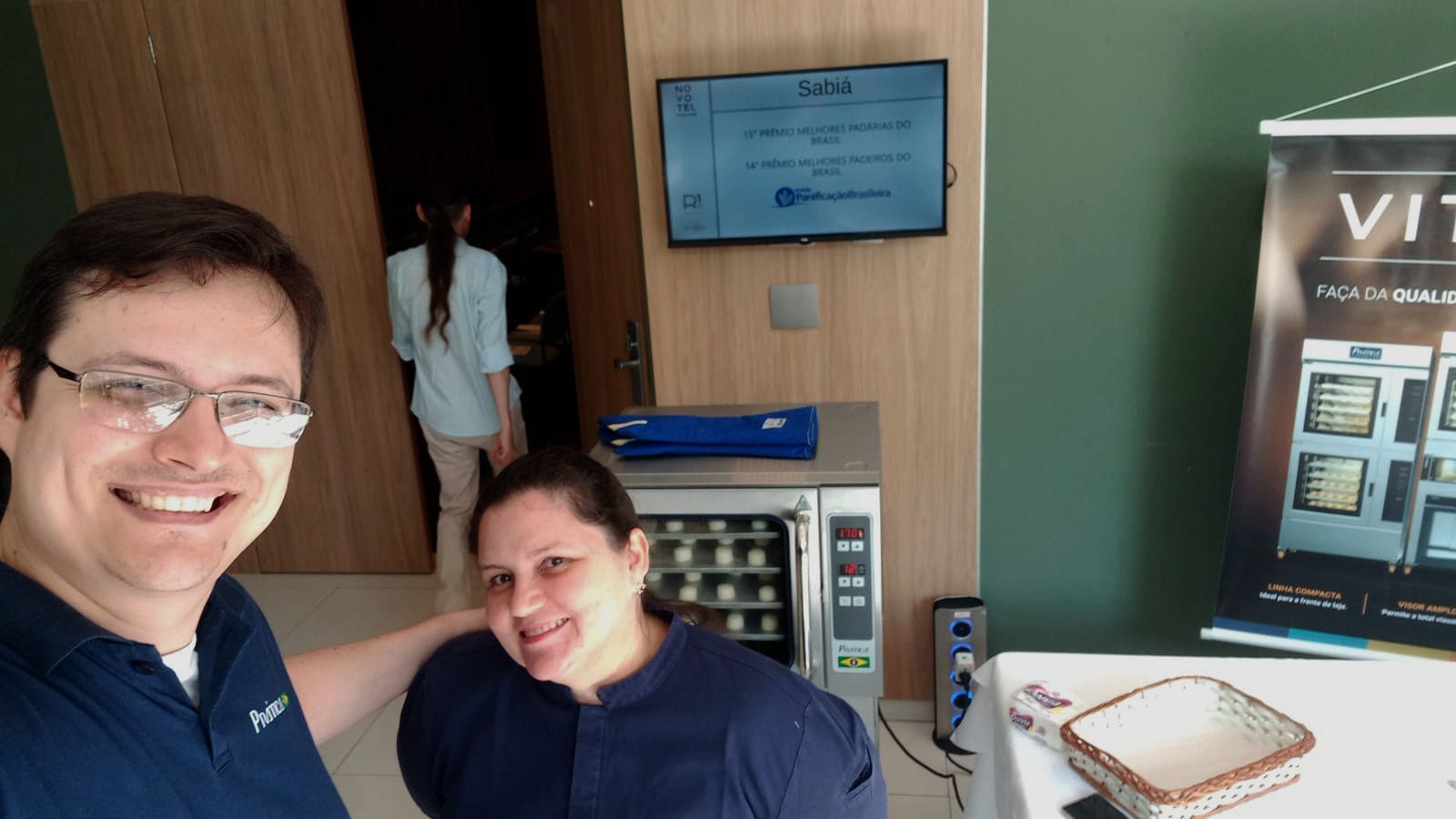 Um homem e uma mulher estão posando para uma foto em uma sala.