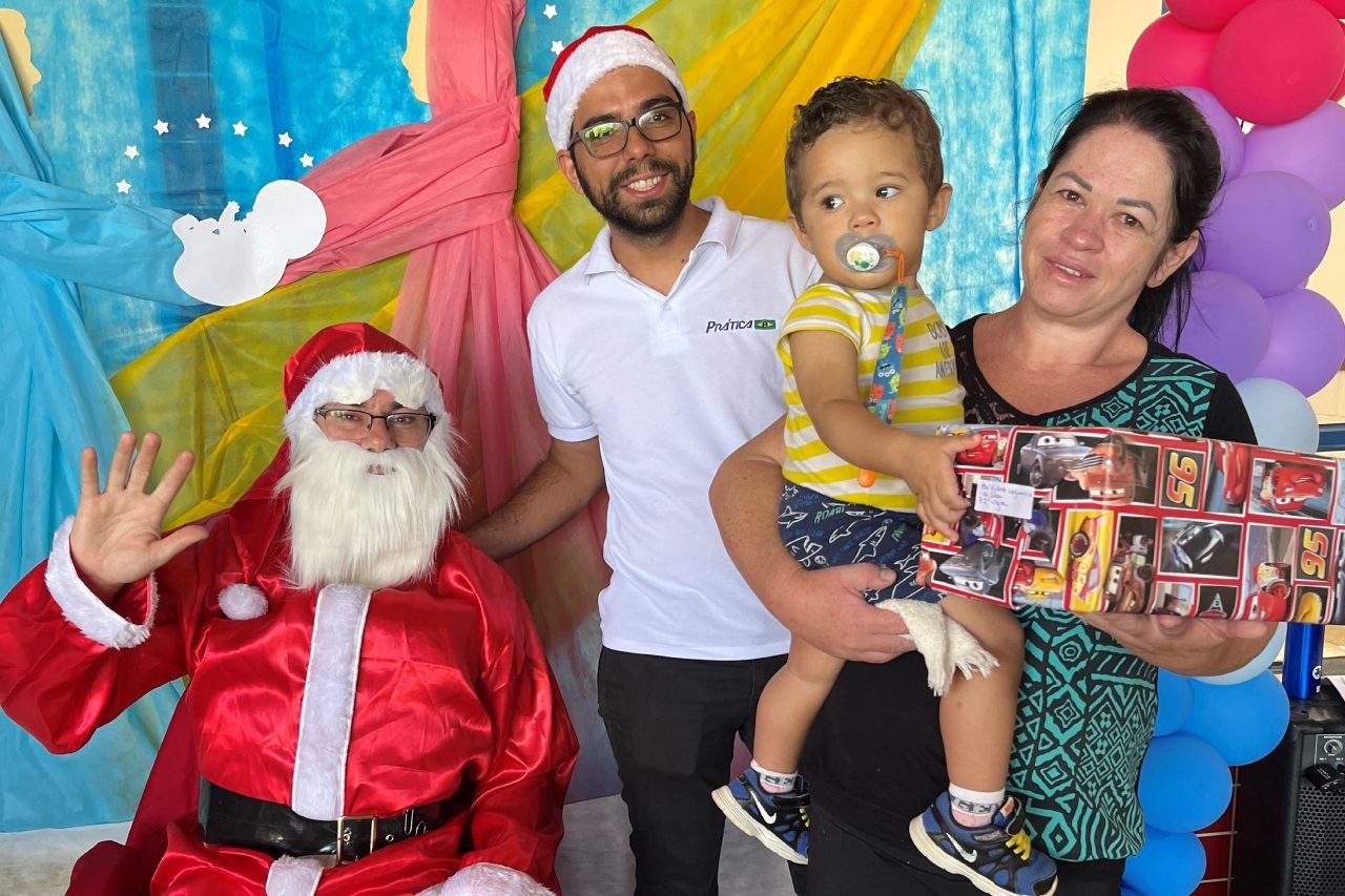 Uma família está posando para uma foto com o Papai Noel.
